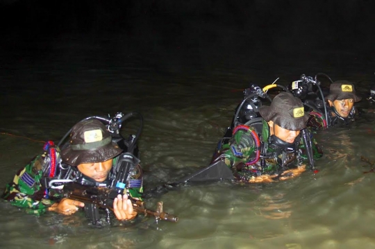 Aksi prajurit amfibi TNI latihan selam tempur di kegelapan malam