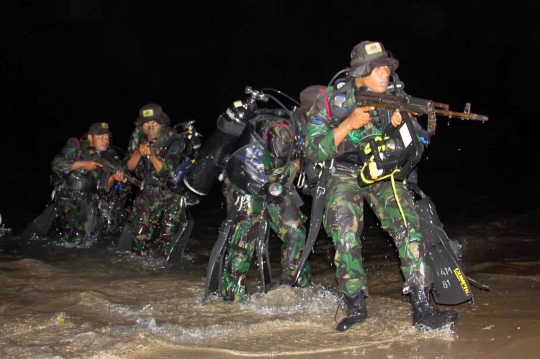 Aksi prajurit amfibi TNI latihan selam tempur di kegelapan malam