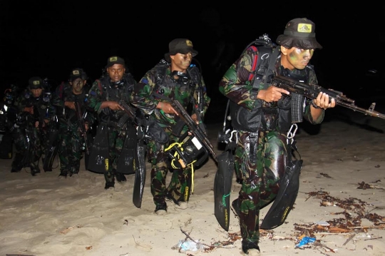 Aksi prajurit amfibi TNI latihan selam tempur di kegelapan malam