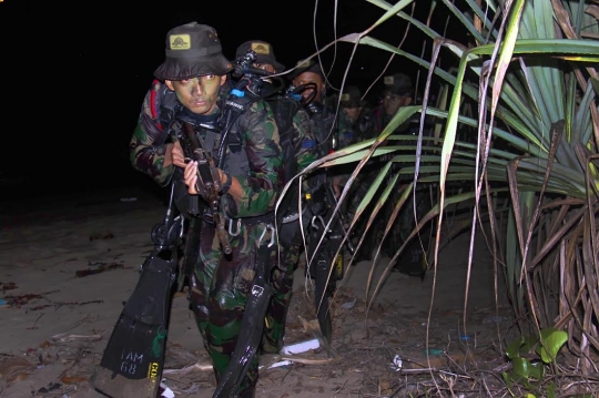 Aksi prajurit amfibi TNI latihan selam tempur di kegelapan malam