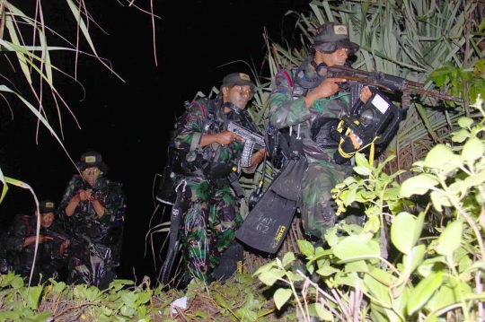 Aksi prajurit amfibi TNI latihan selam tempur di kegelapan malam