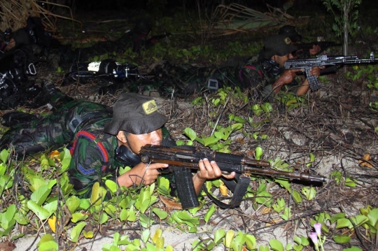 Aksi prajurit amfibi TNI latihan selam tempur di kegelapan malam