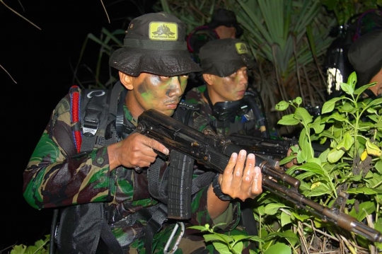 Aksi prajurit amfibi TNI latihan selam tempur di kegelapan malam