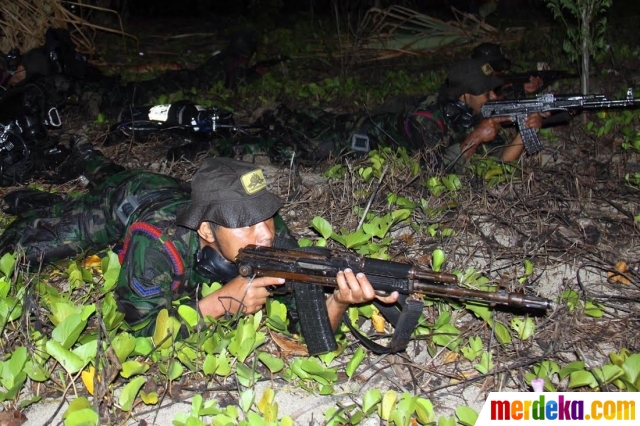 ... amfibi TNI latihan selam tempur di kegelapan malam| merdeka.com