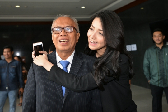 Kesetiaan Velove Vexia temani OC Kaligis jalani sidang vonis