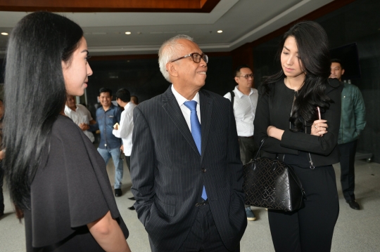Kesetiaan Velove Vexia temani OC Kaligis jalani sidang vonis