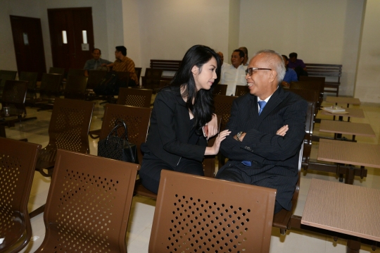 Kesetiaan Velove Vexia temani OC Kaligis jalani sidang vonis