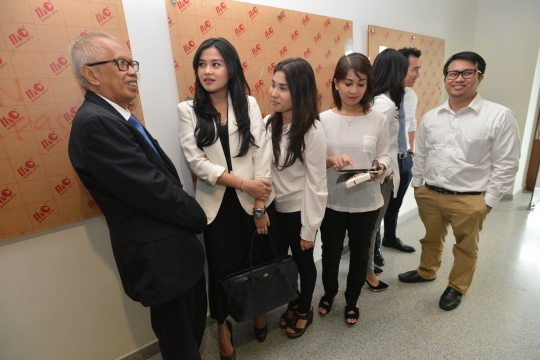 Kesetiaan Velove Vexia temani OC Kaligis jalani sidang vonis