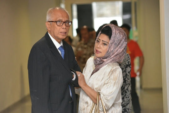 Kesetiaan Velove Vexia temani OC Kaligis jalani sidang vonis