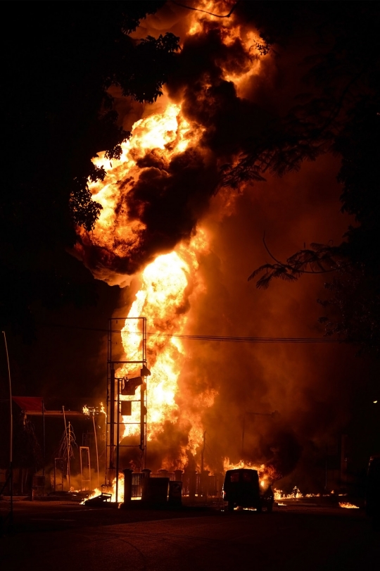 Kebakaran dahsyat lahap SPBU Asrama Haji Pondok Gede