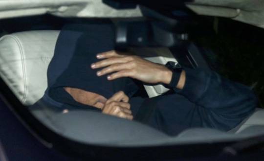 Ini reaksi Mourinho usai dipecat Chelsea, kabur dan tutupi wajah