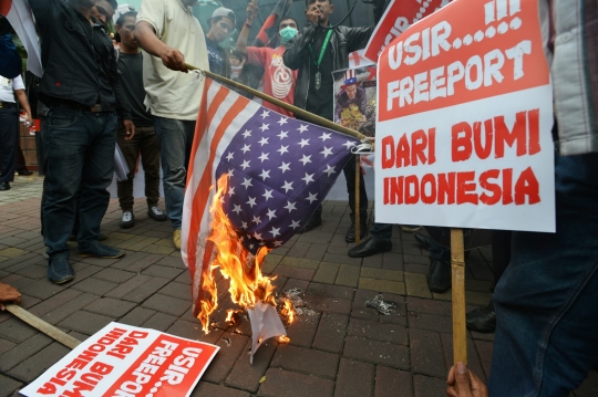 Aksi mahasiswa bakar bendera AS di depan kantor Freeport