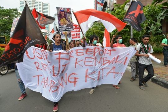 Aksi mahasiswa bakar bendera AS di depan kantor Freeport