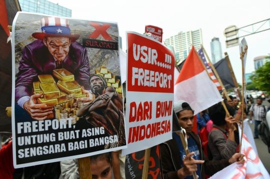 Aksi mahasiswa bakar bendera AS di depan kantor Freeport