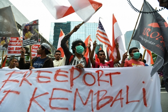 Aksi mahasiswa bakar bendera AS di depan kantor Freeport