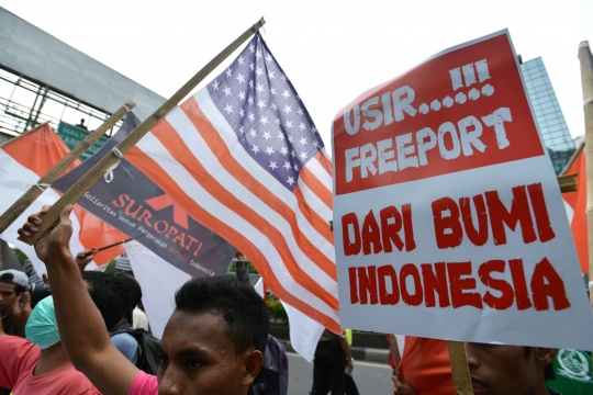 Aksi mahasiswa bakar bendera AS di depan kantor Freeport