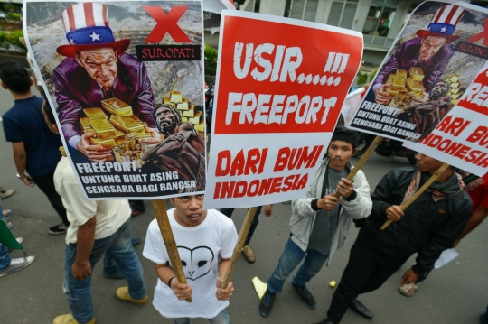 Aksi mahasiswa bakar bendera AS di depan kantor Freeport