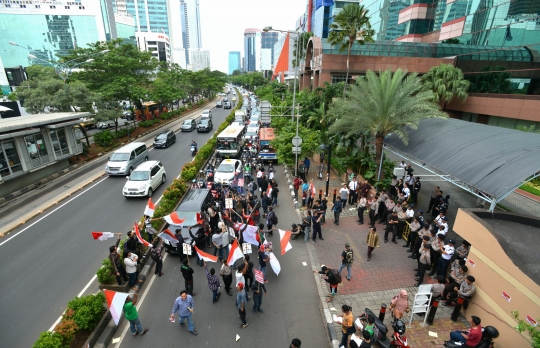 Aksi mahasiswa bakar bendera AS di depan kantor Freeport