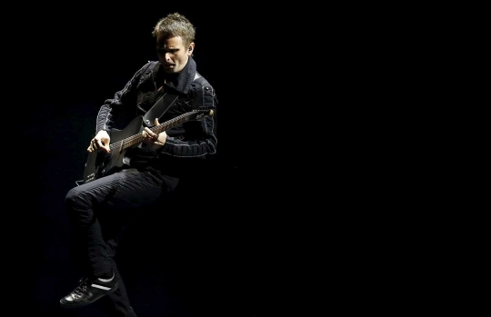 Vokalis Muse, Matt Bellamy tampil menggebrak panggung California