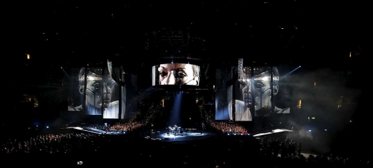 Vokalis Muse, Matt Bellamy tampil menggebrak panggung California