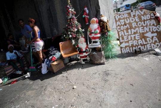 Potret miris gelandangan Brasil rayakan Natal di kolong jembatan