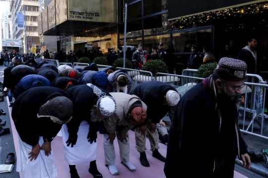 Aksi muslim AS gelar salat di jalan tolak Donald Trump