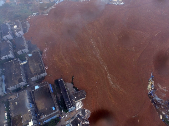 Pandangan udara dahsyatnya longsor kubur setengah kota di China