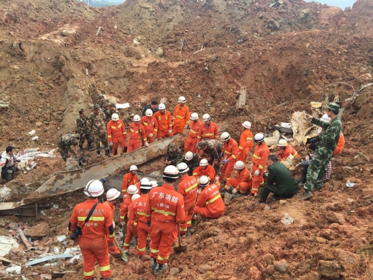 Pandangan udara dahsyatnya longsor kubur setengah kota di China