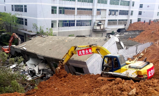 Pandangan udara dahsyatnya longsor kubur setengah kota di China