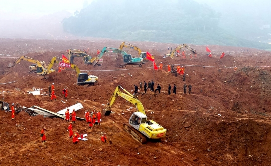 Pandangan udara dahsyatnya longsor kubur setengah kota di China