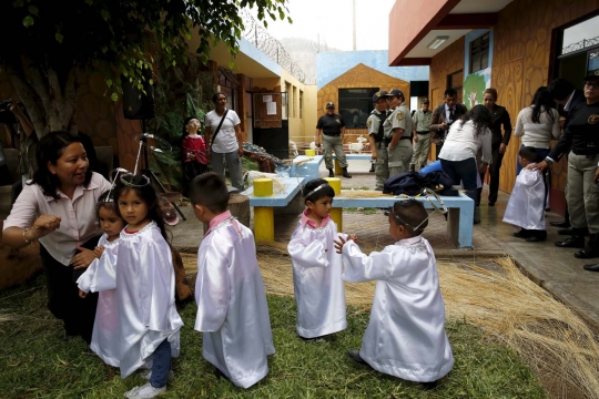 Kebahagiaan napi perempuan Peru rayakan Natal bersama anak