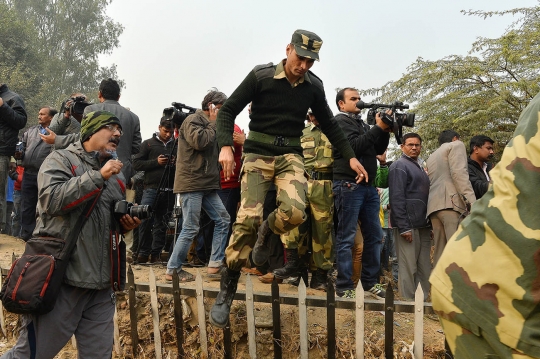 Pesawat berpenumpang tentara India jatuh, 10 tewas