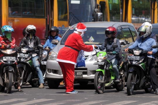 Aksi polisi berbaju Sinterklas bagikan bunga kepada pengguna jalan