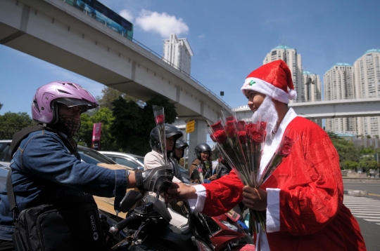 Aksi polisi berbaju Sinterklas bagikan bunga kepada pengguna jalan