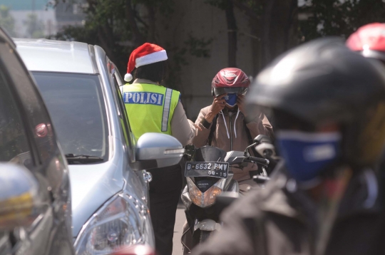 Aksi polisi berbaju Sinterklas bagikan bunga kepada pengguna jalan