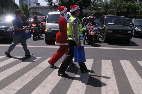 Aksi polisi berbaju Sinterklas bagikan bunga kepada pengguna jalan