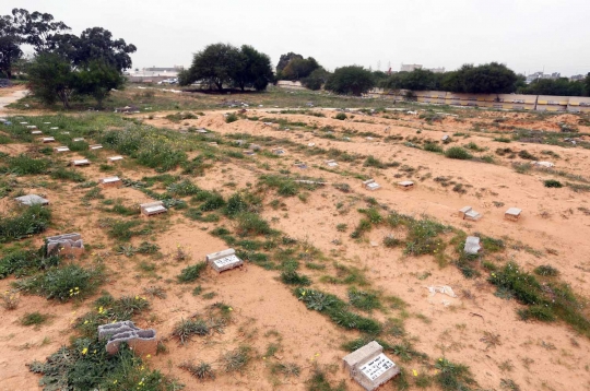 Mengunjungi ratusan kuburan tanpa nama di Bir el-Osta Milad