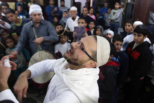 Aksi debus muslim di Lebanon sambut Maulid Nabi Muhammad SAW