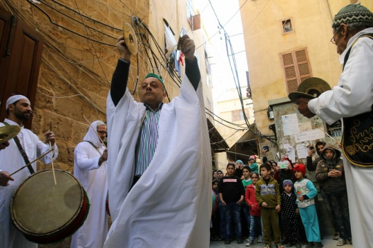 Aksi debus muslim di Lebanon sambut Maulid Nabi Muhammad SAW