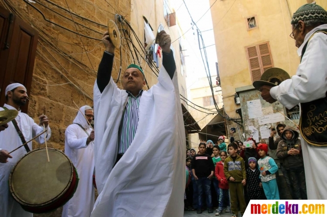 Foto : Aksi debus muslim di Lebanon sambut Maulid Nabi 