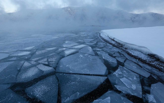 Melihat fenomena langka pembekuan bertahap Sungai Yenisei di Rusia