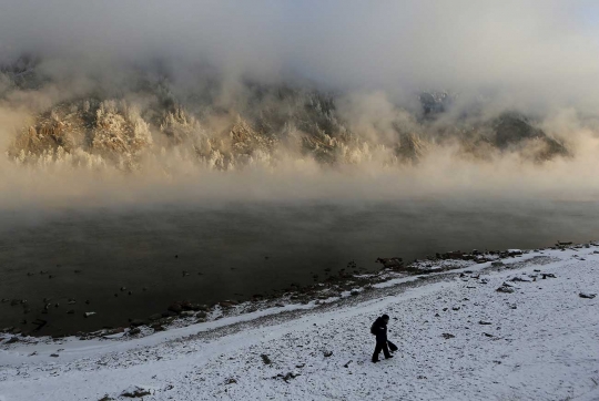 Melihat fenomena langka pembekuan bertahap Sungai Yenisei di Rusia