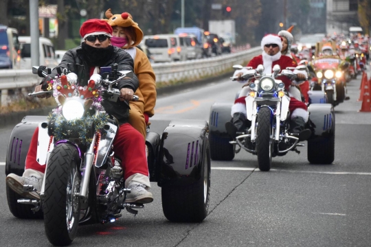 Ratusan Santa Claus pawai naik Harley