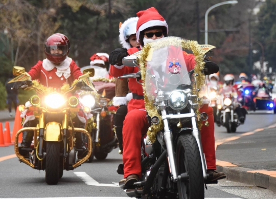 Ratusan Santa Claus pawai naik Harley