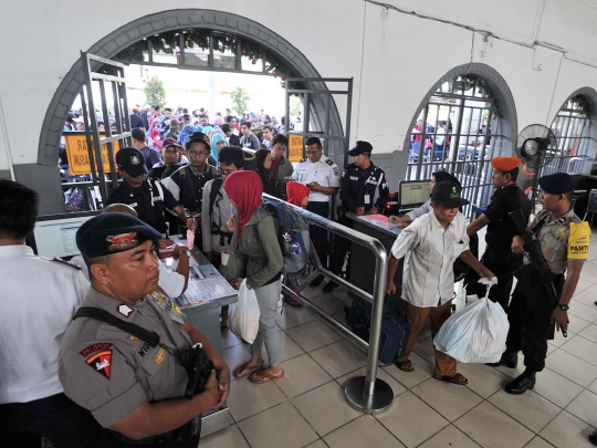 Libur panjang, Brimob perketat keamanan Stasiun Pasar Senen