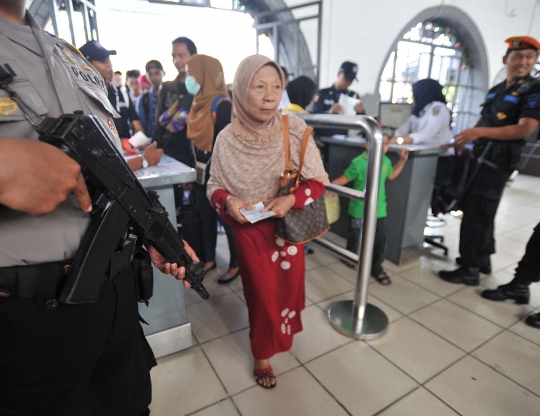 Libur panjang, Brimob perketat keamanan Stasiun Pasar Senen