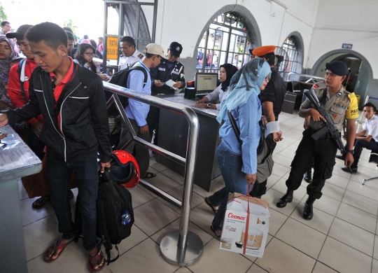 Libur panjang, Brimob perketat keamanan Stasiun Pasar Senen