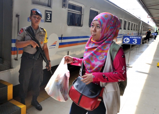 Libur panjang, Brimob perketat keamanan Stasiun Pasar Senen