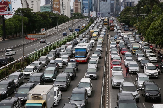Libur panjang, ratusan kendaraan terjebak macet di Tol Dalam Kota