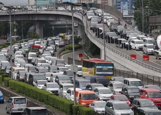 Libur panjang, ratusan kendaraan terjebak macet di Tol Dalam Kota